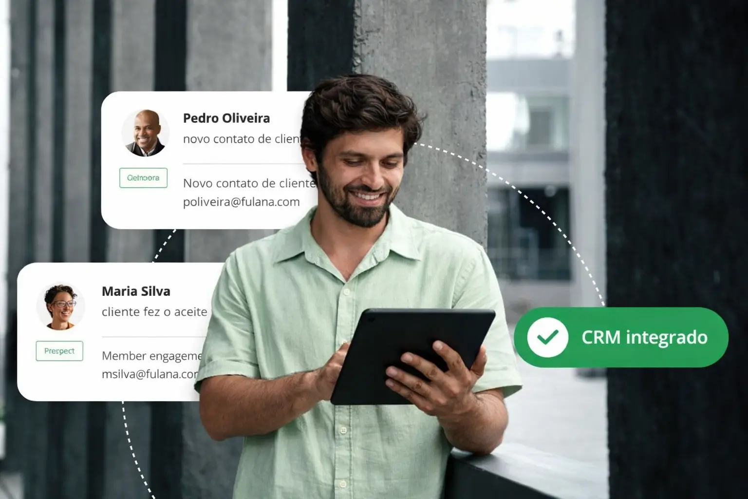 Corretor acompanhando contatos e negociações no CRM integrado do Suitee